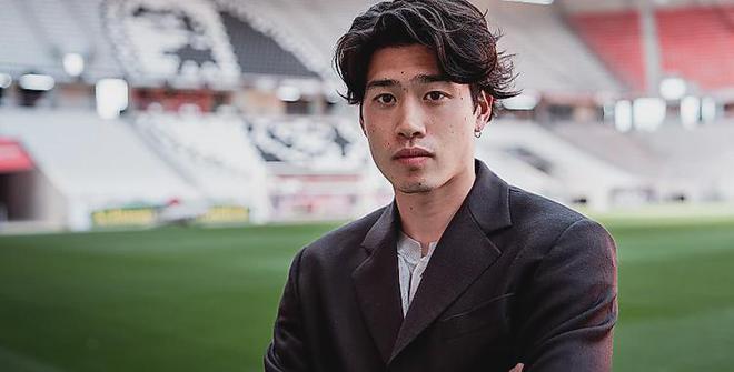 官方：弗賴堡簽約日本邊鋒鈴木唯人，將穿14號球衣。