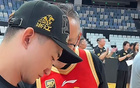 廣廈奪冠見面會，孫銘徽圈粉，多人共話榮耀，合影冠軍鼎與FMVP獎杯。