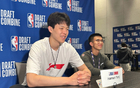 楊瀚森進(jìn)NBA需提升語言情商，借鑒阿聯(lián)周琦經(jīng)驗(yàn)。
