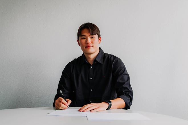 官方：法蘭克福簽金潤(rùn)鍍，22歲韓中衛(wèi)先入U(xiǎn)21。