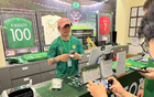 張稀哲國安店收銀，與球迷互動倍兒有面