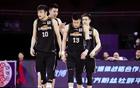 遼籃舊將業(yè)余賽沖突，怒視對手，多人勸解。