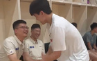 楊瀚森返青，與球員握手，擁抱劉維偉，記者眾多。