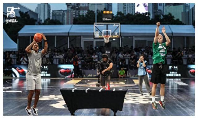 NBA歷史三分榜是指在NBA賽場上球員所命中的所有三分總和，只計(jì)算常規(guī)賽的三分球命中數(shù)，不包括季前賽、季后賽、夏季聯(lián)賽和全明星賽的三分球命中數(shù)。更新至2017-2018賽季常規(guī)賽2018年4月12日(北京時(shí)間)比賽結(jié)束。